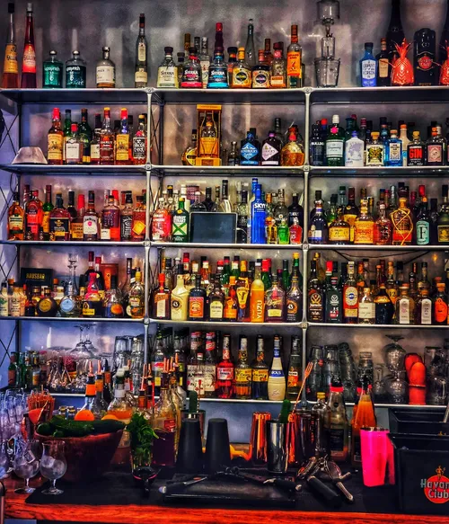 Regale voll mit verschiedenen Spirituosenflaschen in Bar.