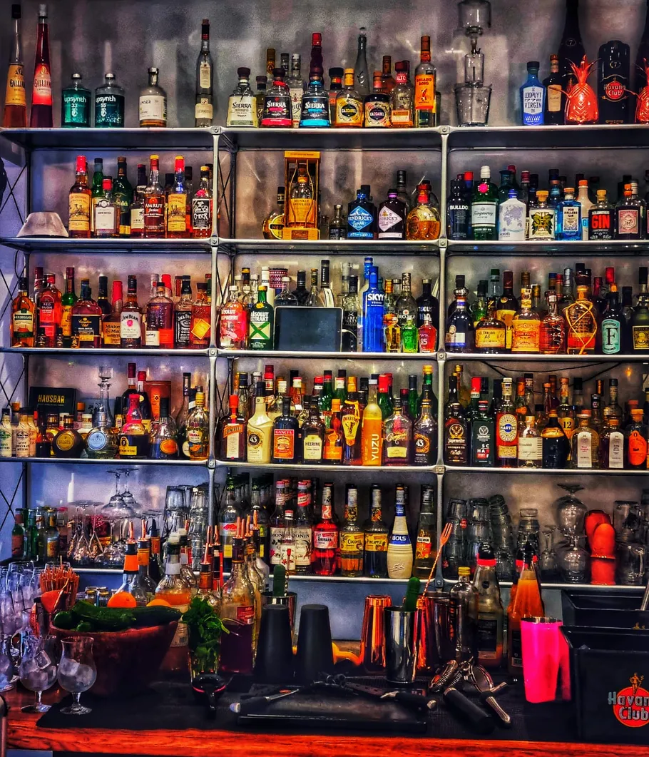 Regale voll mit verschiedenen Spirituosenflaschen in Bar.