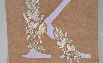 Illustrierte Vase mit Blumenakzenten auf beigem Hintergrund.