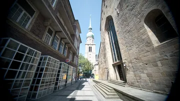 Enge Gasse zwischen hohen historischen Gebäuden.