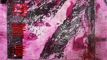 Abstrakte Kunst mit rosa und schwarzen Texturen.
