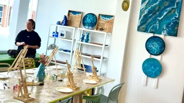 Kunststudio mit Staffeleien und blauer Kunst ausgestellt.