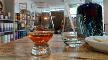 Whiskyglas auf Tisch in einem Geschäft.