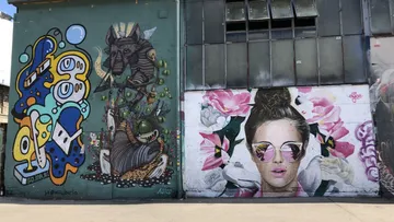 Bunte Straßenkunst an Gebäudewand.