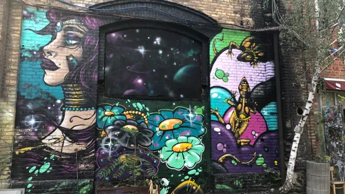 Buntes Graffiti mit Natur- und Kosmos-Themen.