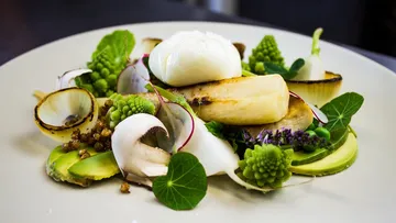 Gourmetsalat mit Gemüse und pochiertem Ei.