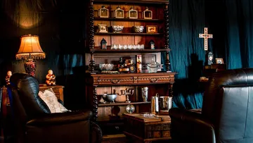 Luxuriöses Wohnzimmer mit Vintage-Dekoration.