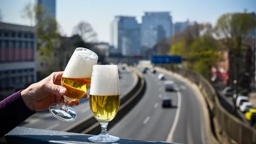 Zwei Biergläser nahe städtischer Autobahn.
