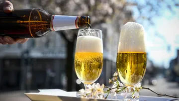 Bier wird im Freien ins Glas gegossen.