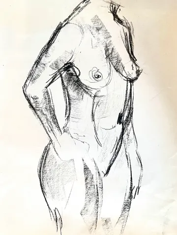Kohlezeichnung einer stehenden weiblichen Figur.