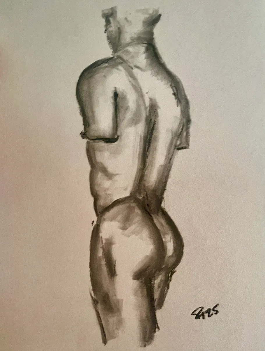 Abstrakte Skulptur eines Torsos auf leerem Hintergrund.