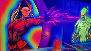 Superheld kämpft gegen Geist in bunter Graffiti.