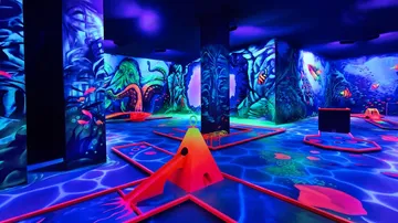 Neon-Minigolfplatz mit Unterwasser-Thema.
