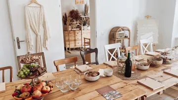 Tisch mit Essen und Getränken in gemütlichem Raum.