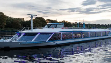Modernes Boot auf Fluss bei Dämmerung.