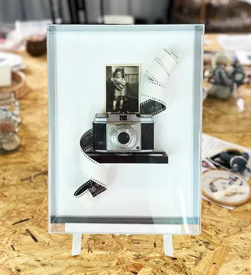 Kamera und Foto in einer Box ausgestellt.