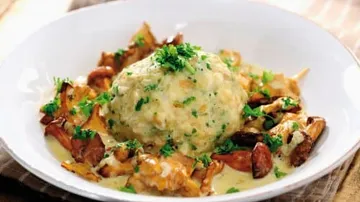 Semmelknödel mit Pilzen in Rahmsauce.