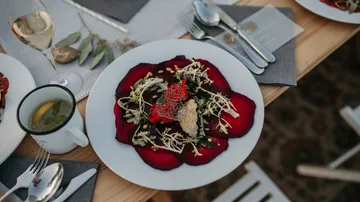 Teller mit Rote-Bete-Salat auf dekoriertem Tisch.