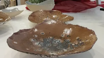 Dekorative Keramikteller auf weißem Untergrund.