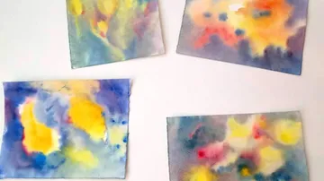 Vier abstrakte Aquarelle auf weißem Hintergrund.