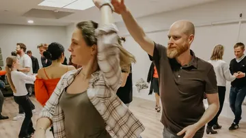 Paar tanzt in einem Studio.