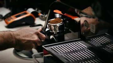 Barista bereitet Espresso im Café zu.