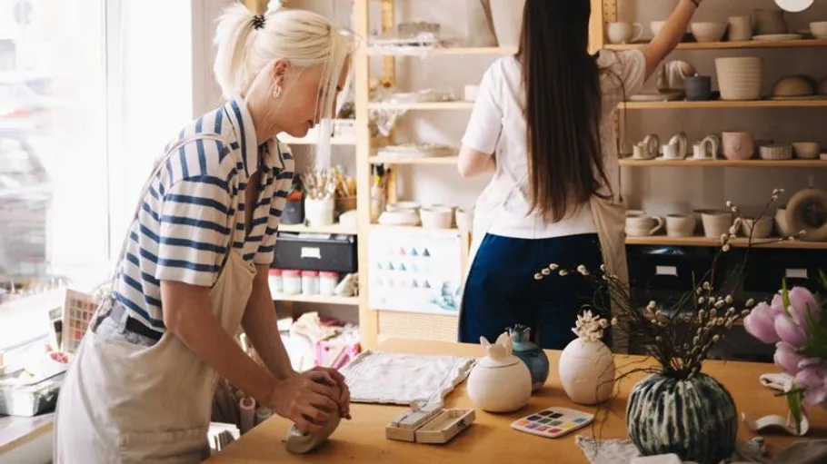 Zwei Frauen arbeiten in einer Töpferwerkstatt.