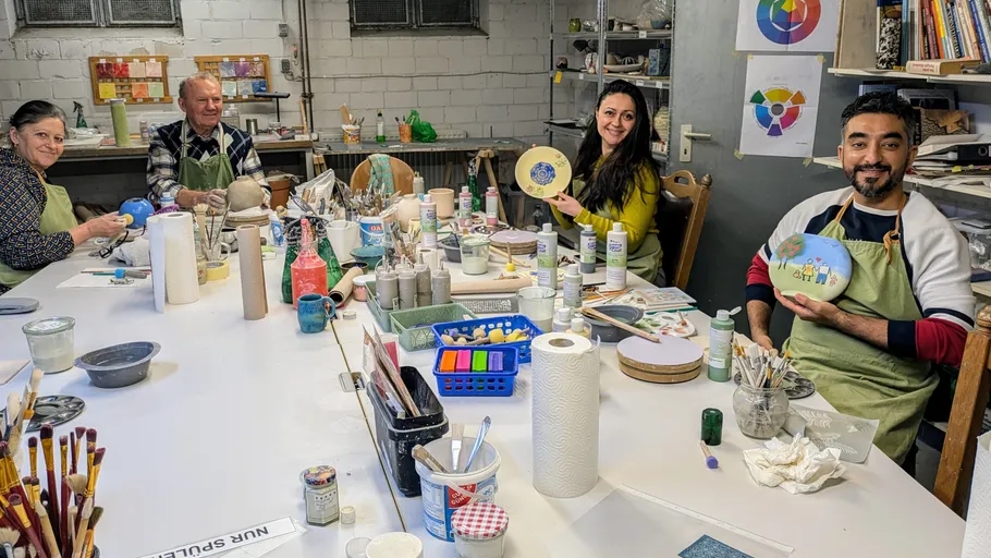 Gruppe bemalt Keramik im Kunststudio.
