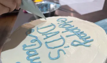 Kuchen mit Schriftzug 'Happy Dad's Day'.