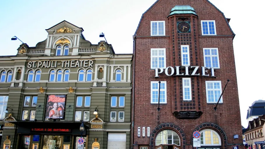 Fassaden von St. Pauli Theater und Polizeigebäude.