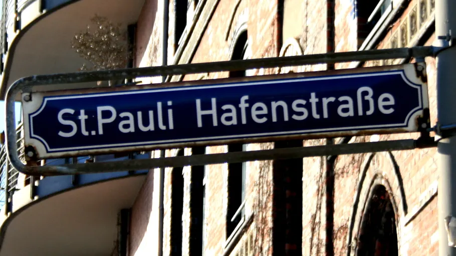 Street sign reading St. Pauli Hafenstraße.