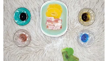 Bunte Getränke und Obstscheiben auf flauschigem Untergrund.