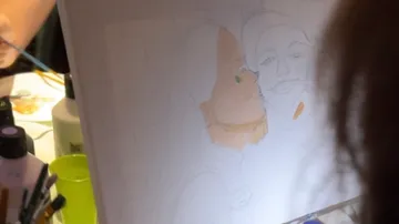 Teilweise gemaltes Porträt auf Leinwand im Atelier.