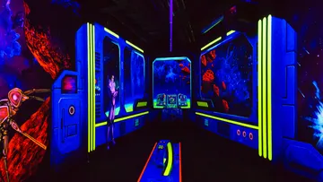 Sci-Fi-Themenraum mit leuchtenden Neonfarben.