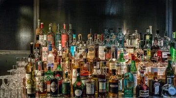 Verschiedene Schnapsflaschen auf Barshelf.