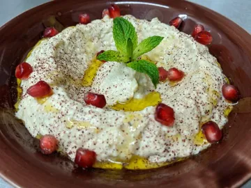 Baba Ganoush mit Granatapfel und Minze in einer Schüssel.