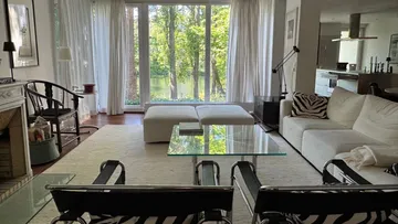 Modernes Wohnzimmer mit großem Fensterblick.