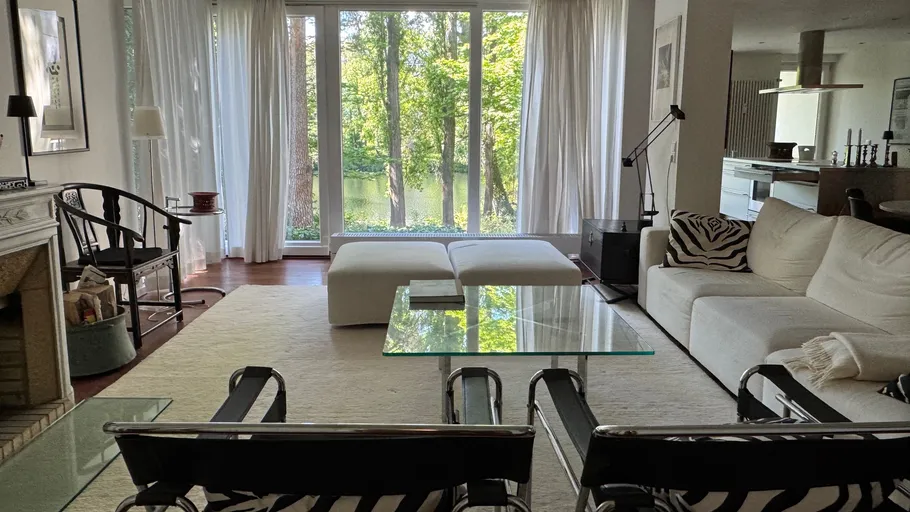 Modernes Wohnzimmer mit großem Fensterblick.