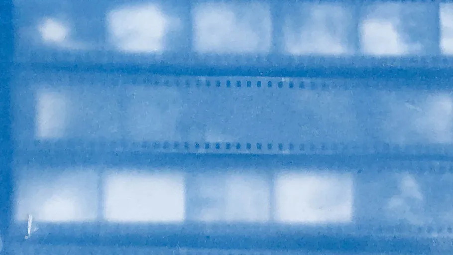 Blaue Filmstreifen mit unscharfen Bildern.