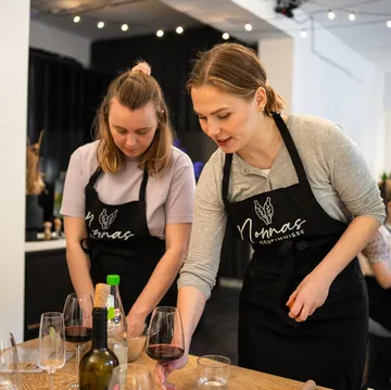 Zwei Frauen kochen in einer Küche.