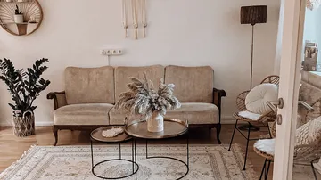 Gemütliches Wohnzimmer mit beigen Möbeln und Dekoration.
