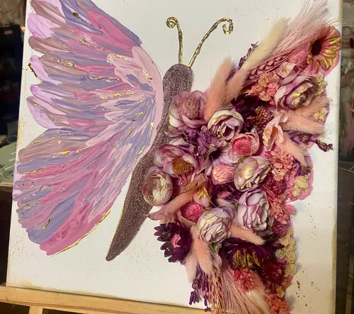 Schmetterlingskunst mit rosa Blumen auf Leinwand.