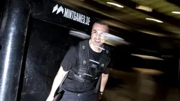 Person in dunkler Kleidung in Action-Spielarena.