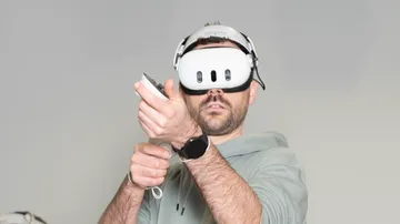 Mann benutzt VR-Headset, hält Controller.