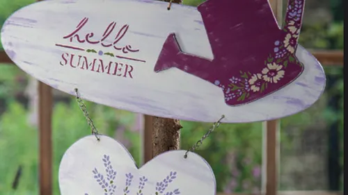 Holzschilder mit Sommermotiven und Text.