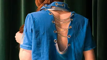 Rückseite des blauen Hemds mit Kettendesign.