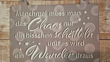 Dekoratives Schild mit deutschem inspirierendem Text.