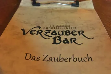 Menü auf Tisch mit magischem Thema.