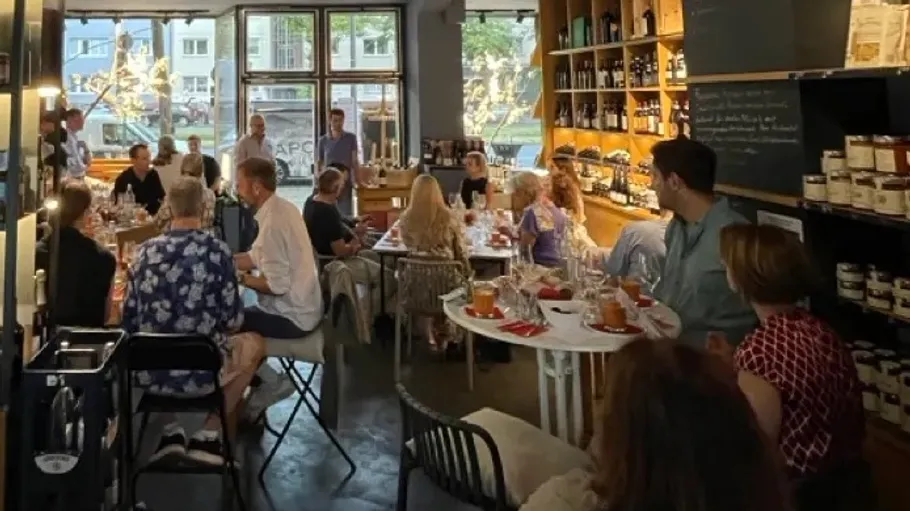 Personen essen in gemütlichem Restaurant.