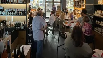 Menschen speisen in einer gemütlichen Weinbar.